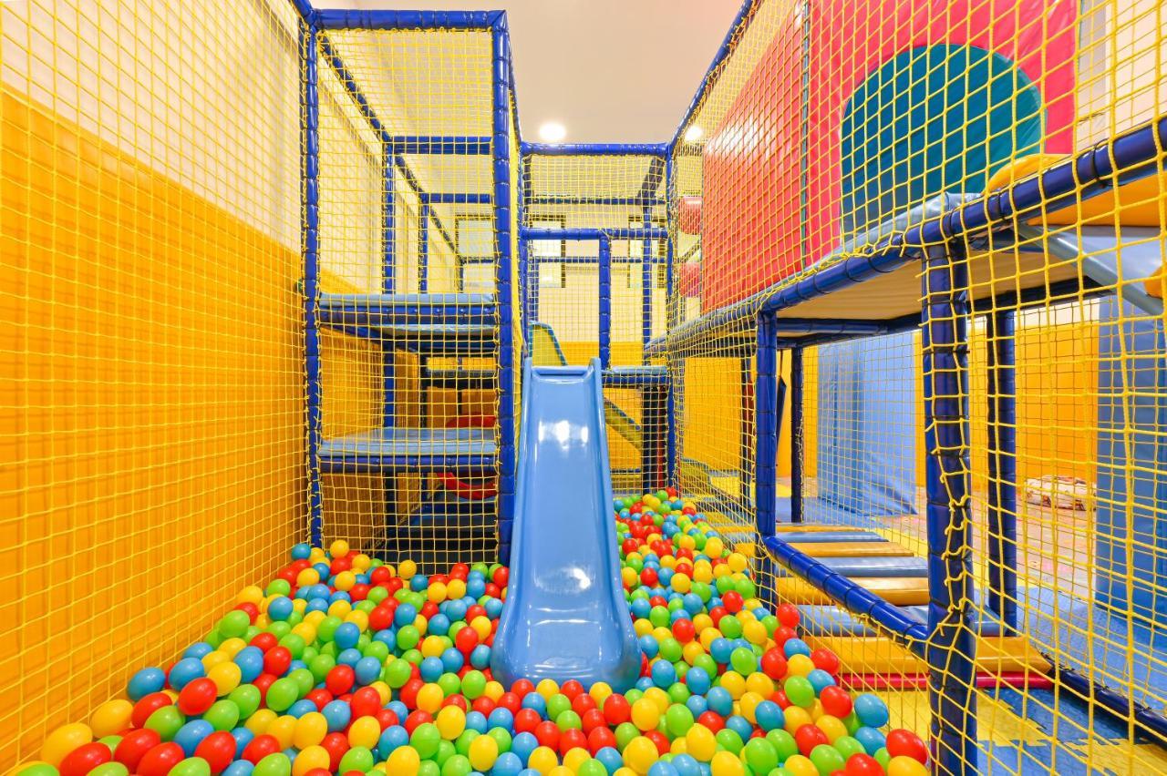 Grand Hotel Velingrad Exterior foto A ball pit at a children's indoor playground