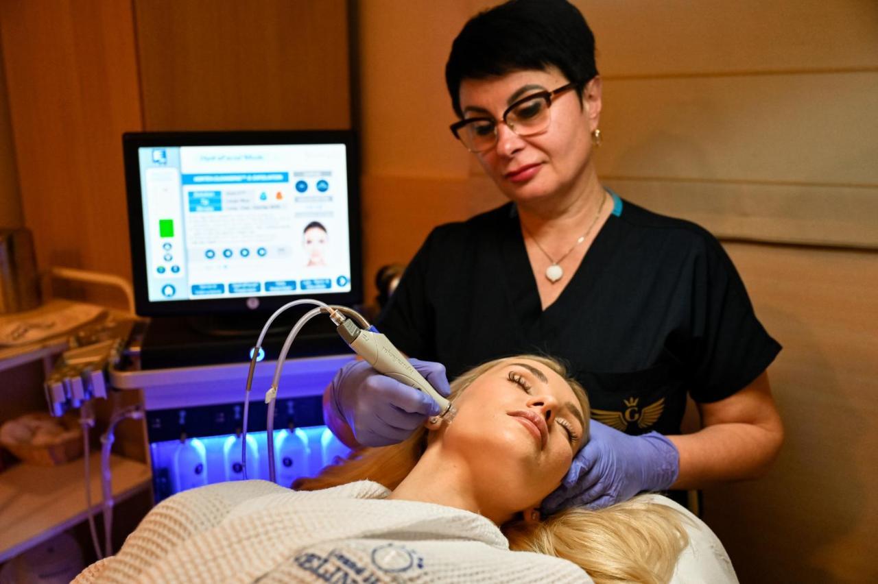 Grand Hotel Velingrad Exterior foto A woman receiving a facial treatment