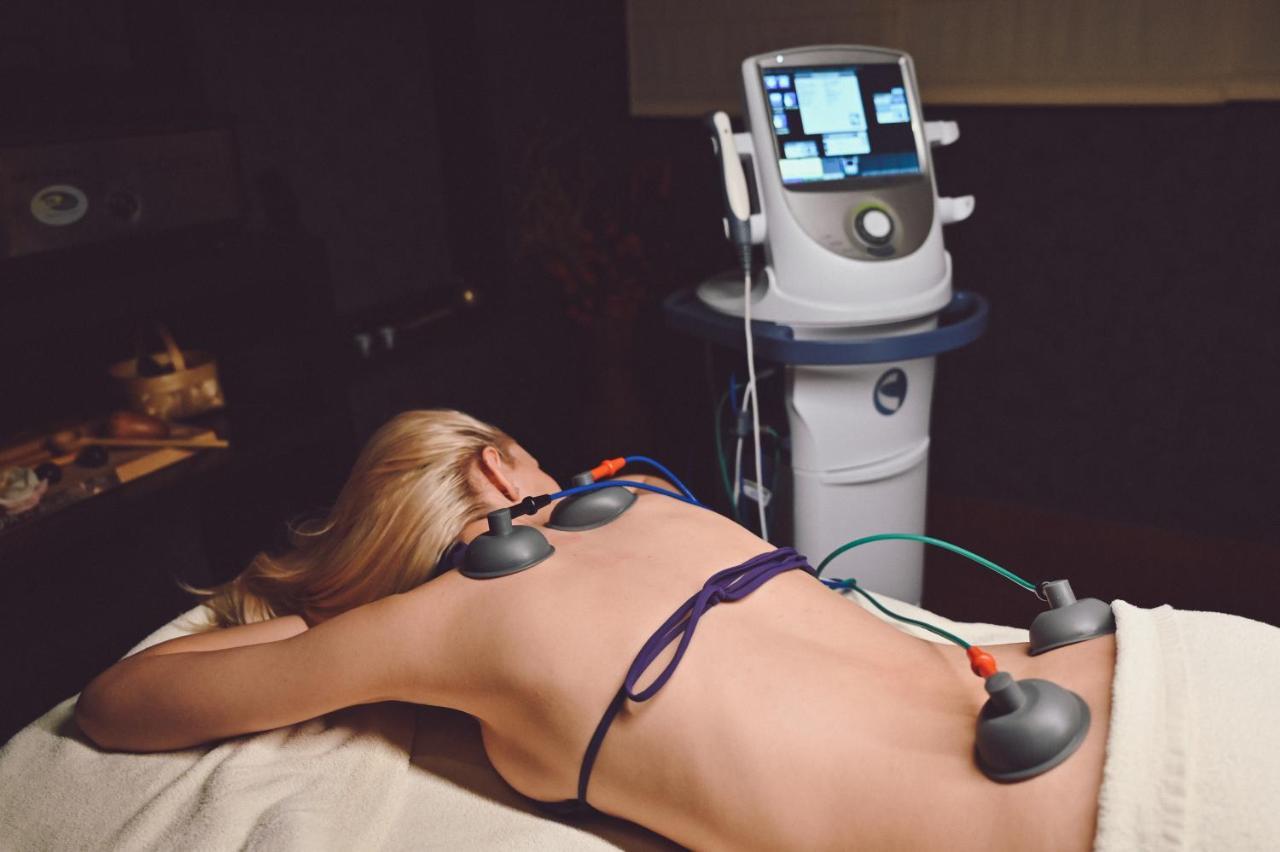 Grand Hotel Velingrad Exterior foto A woman receiving electroacupuncture treatment