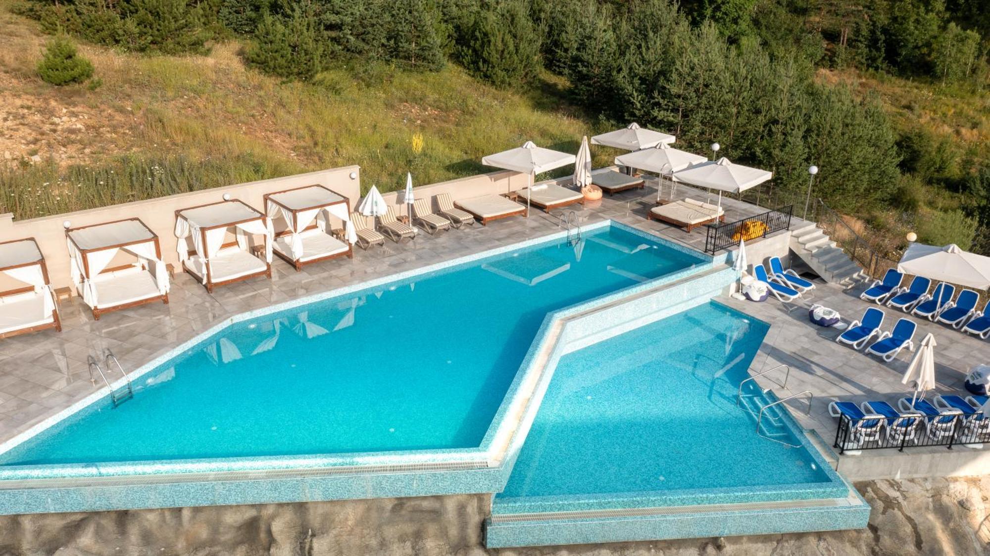 Grand Hotel Velingrad Exterior foto The swimming pool at the hotel
