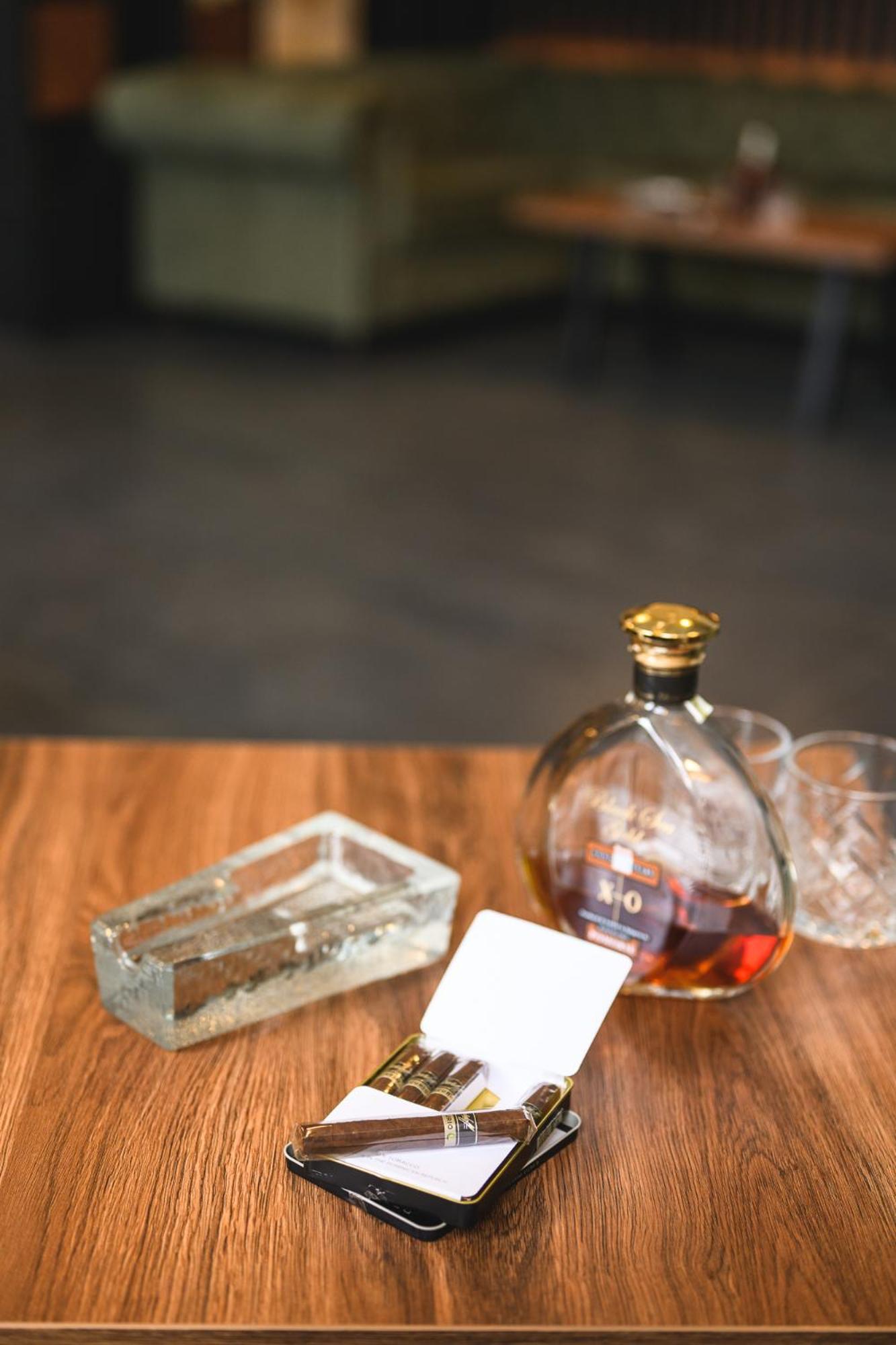 Grand Hotel Velingrad Exterior foto A bottle of cognac